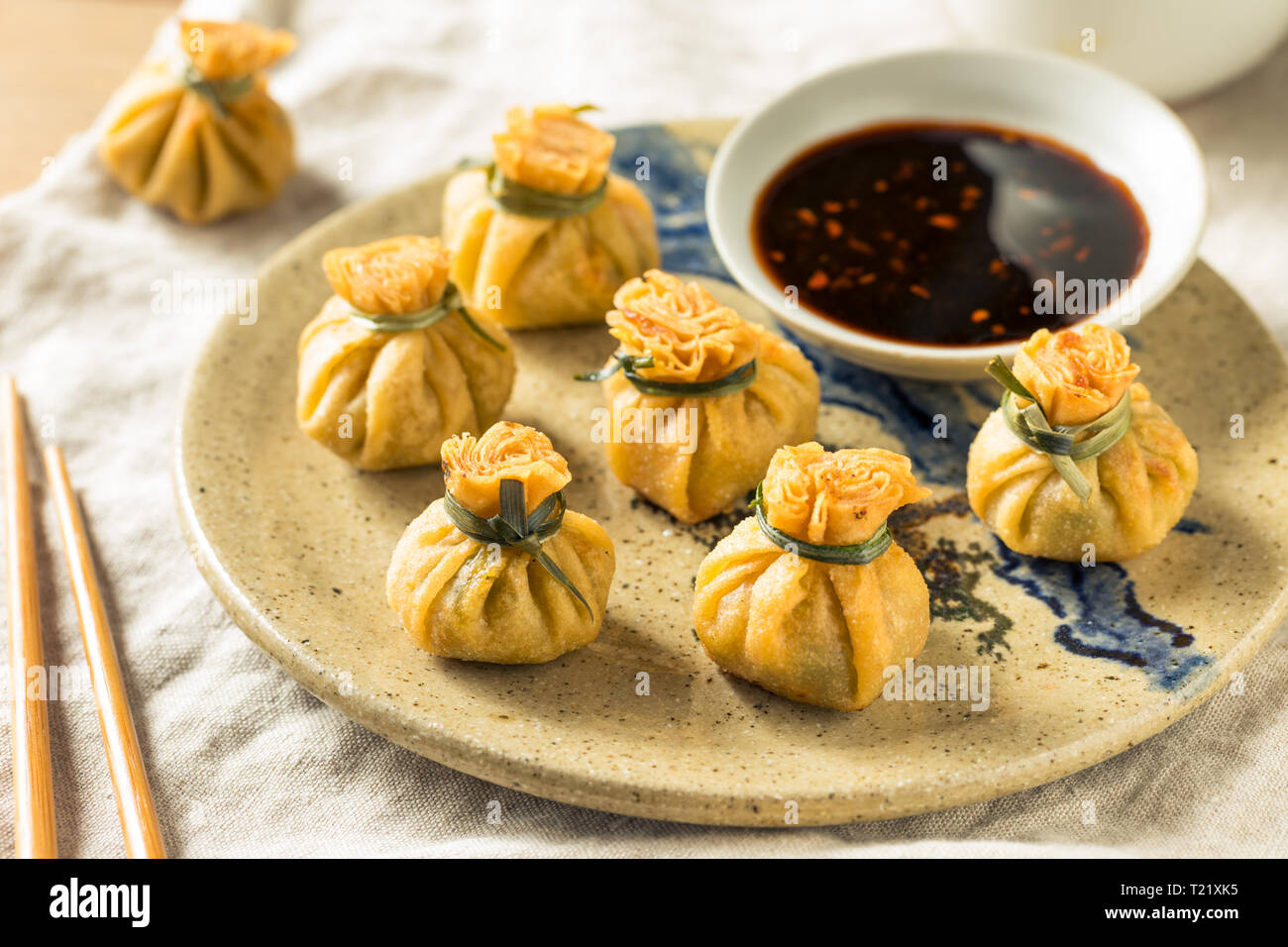 In casa Fritte portamonete di gamberetti gnocchi di patate con salsa di soia Foto Stock