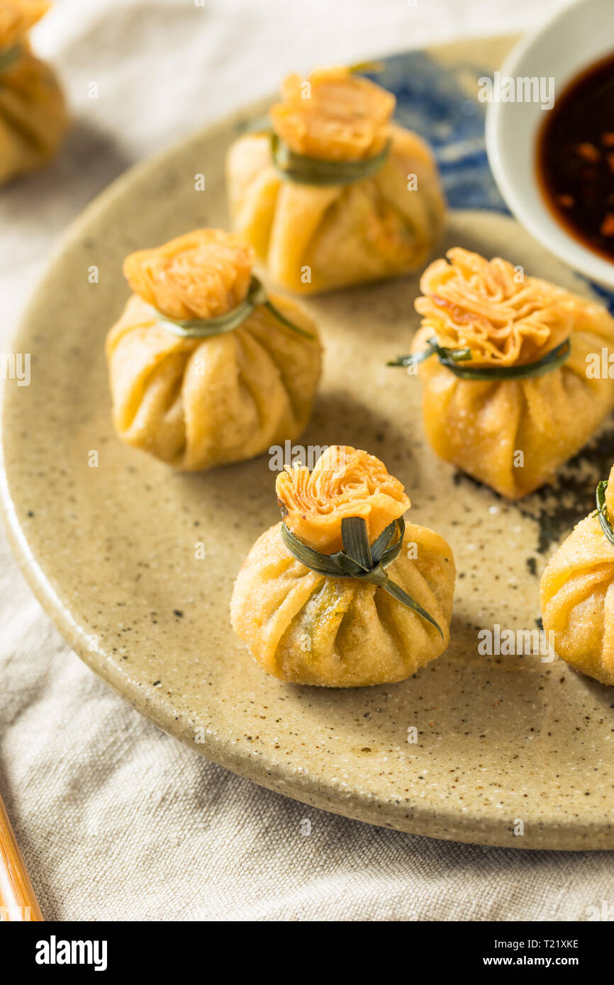 In casa Fritte portamonete di gamberetti gnocchi di patate con salsa di soia Foto Stock