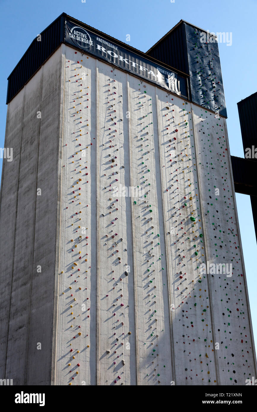 Roktface, Regno Unito i livelli più elevati di man-made parete di arrampicata su un grano in disuso silo, Brighouse, West Yorkshire Foto Stock