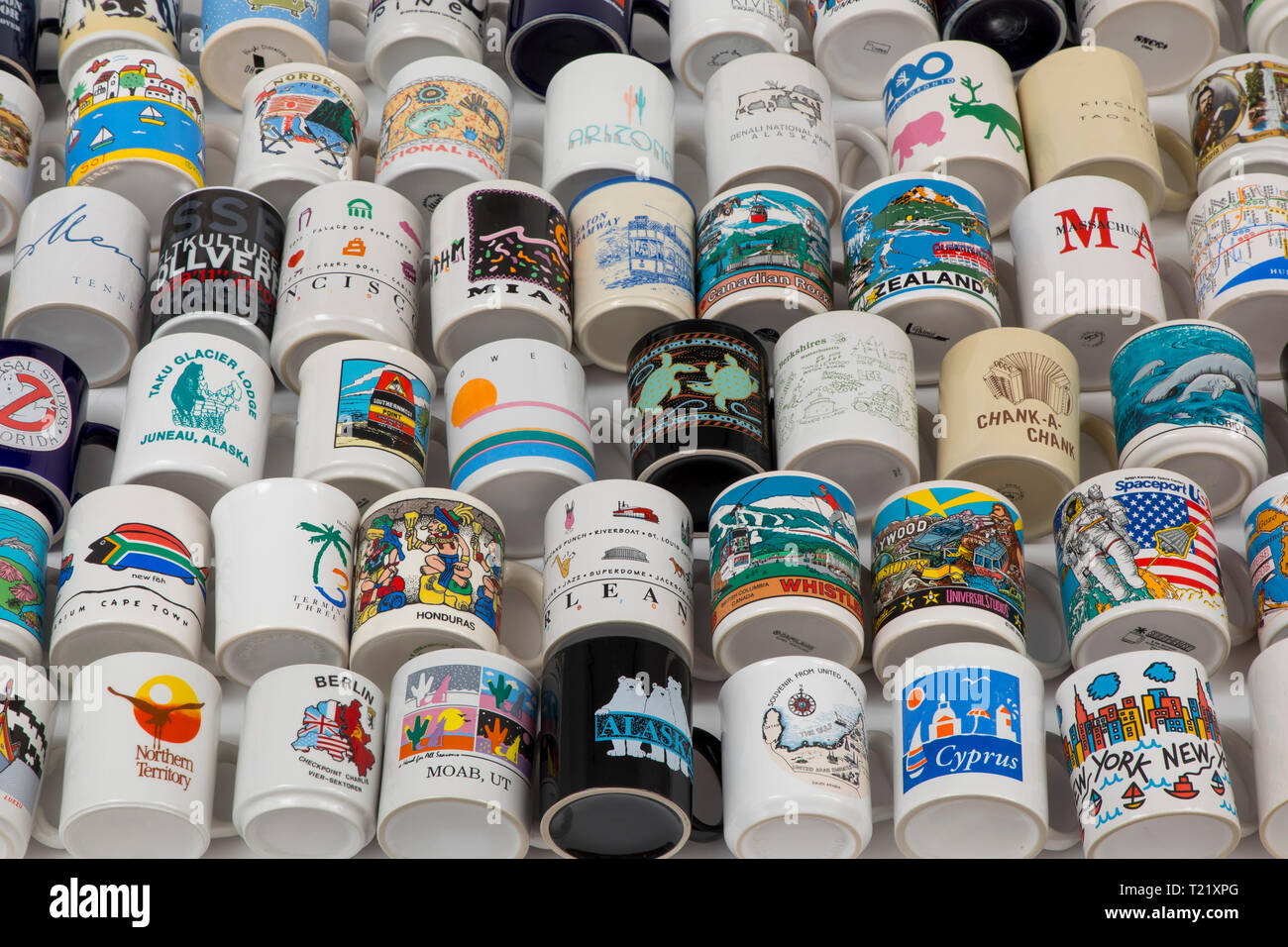 Tazze souvenir, Ricordi, tazze tazze da caffè, Potts, da diverse posizioni,  Paesi souvenir di viaggio Foto stock - Alamy