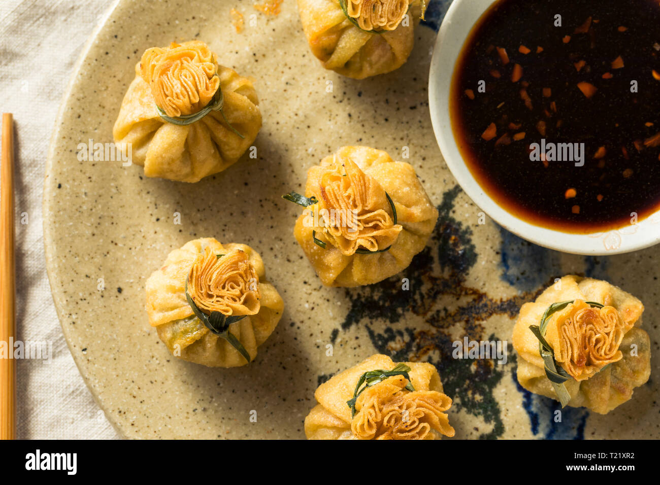 In casa Fritte portamonete di gamberetti gnocchi di patate con salsa di soia Foto Stock
