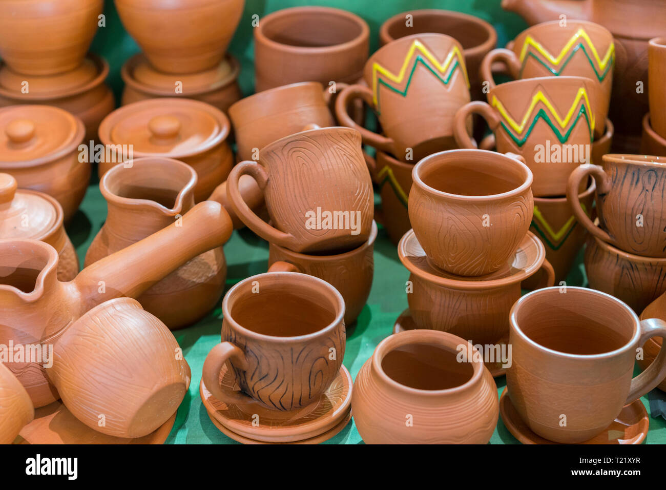 Un sacco di tradizionali ucraine di argilla fatti a mano in ceramica  produzione ceramica marrone. Piastre di argilla e tazze Foto stock - Alamy