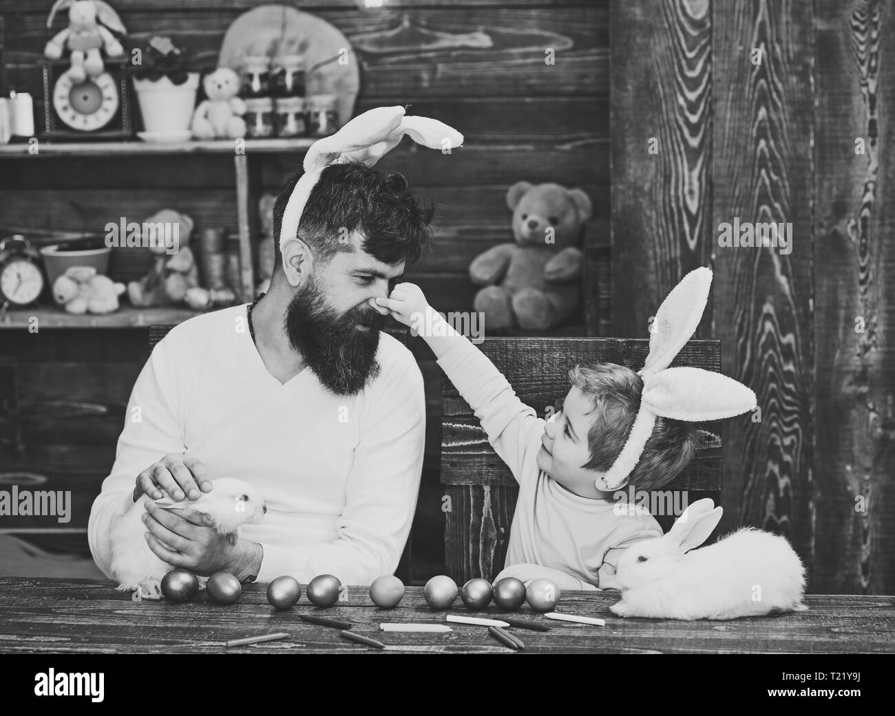 Buona Pasqua! Coniglio famiglia con orecchie di coniglietto. Foto Stock