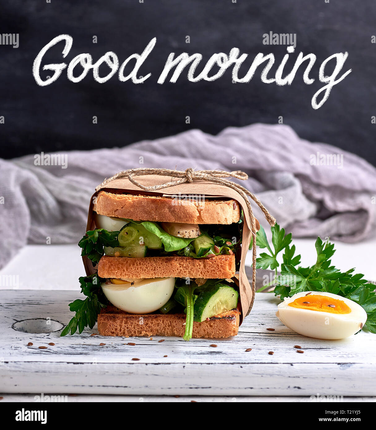 Sandwich Di Pane Tostato Francese E Le Foglie Di Lattuga E Uovo Sodo Un Cibo Vegetariano Avvolto In Carta Iscrizione Buongiorno Bianco Gesso Foto Stock Alamy