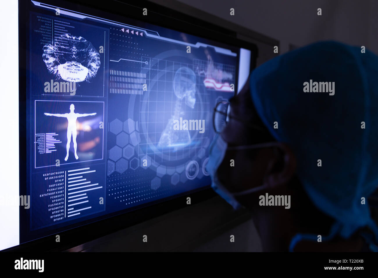 Chirurgo maschio guardando una schermata digitale in sala operatoria Foto Stock