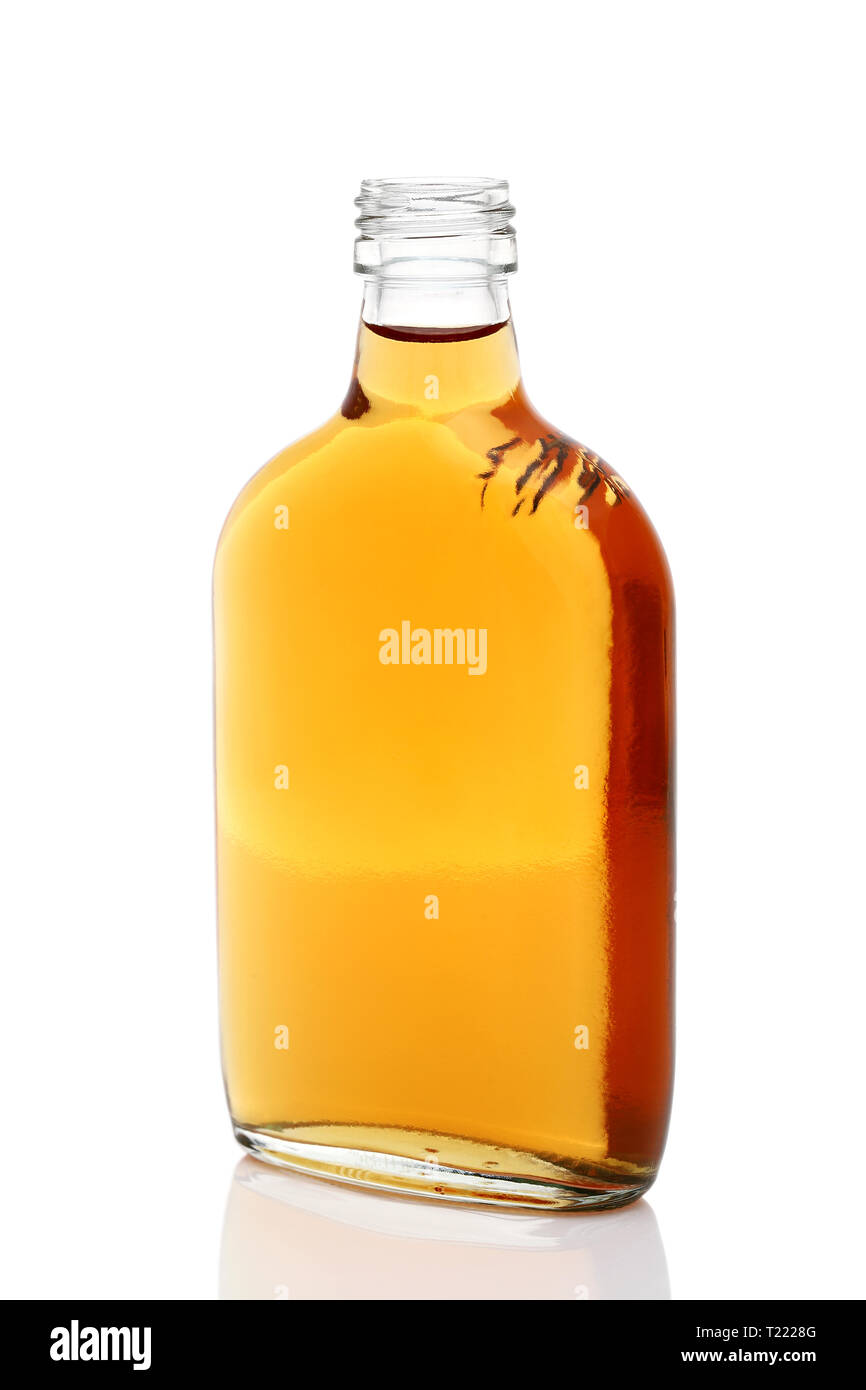 Bottiglia in vetro di whiskey su sfondo bianco Foto Stock