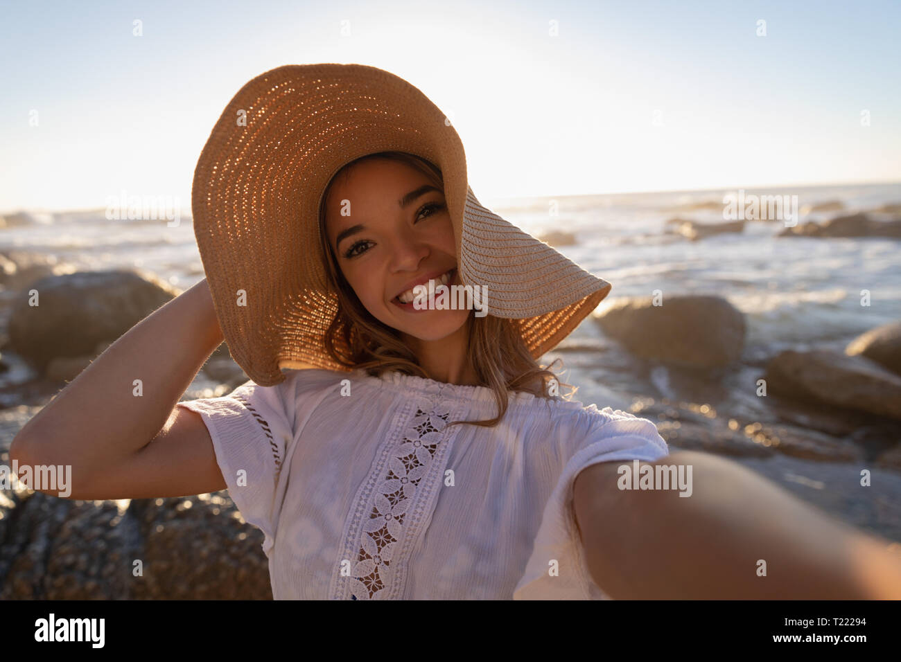 Felice bella donna in spiaggia Foto Stock