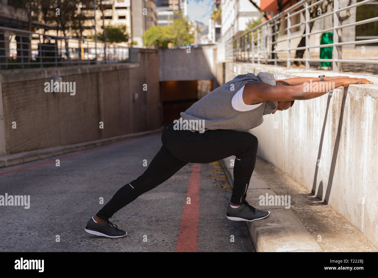 L'uomo facendo esercizio su strada Foto Stock