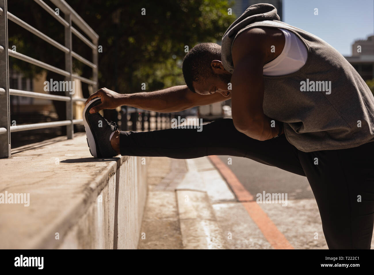 L'uomo facendo esercizio su strada Foto Stock