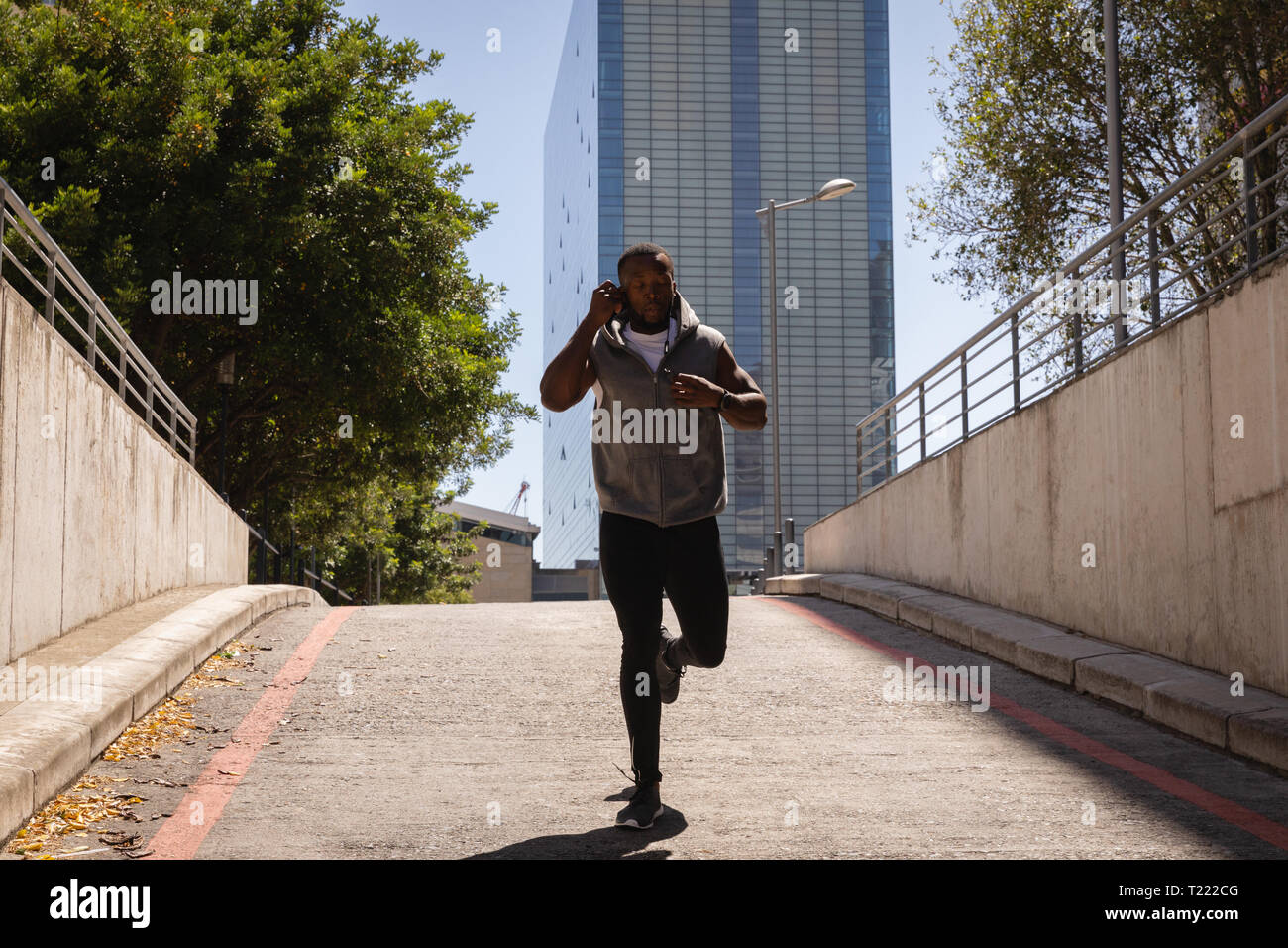 Uomo che parla al cellulare mentre è in esecuzione da street Foto Stock