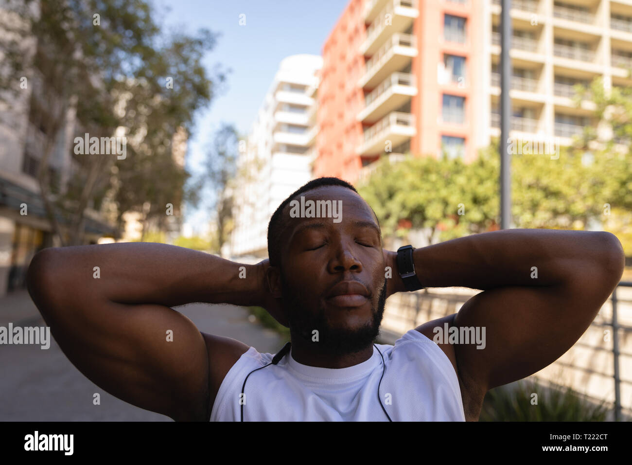 Uomo relax su strada con le mani dietro la testa Foto Stock