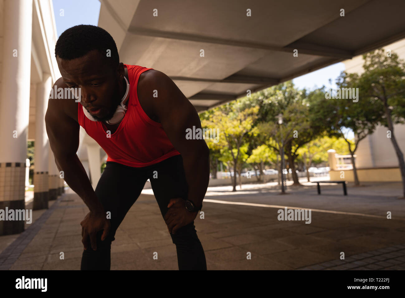 L'uomo rilassante sul marciapiede sotto il ponte Foto Stock