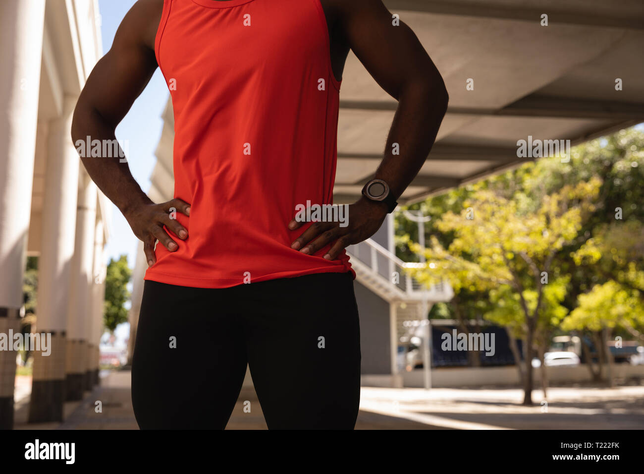 L'uomo rilassante sul marciapiede sotto il ponte in una giornata di sole Foto Stock