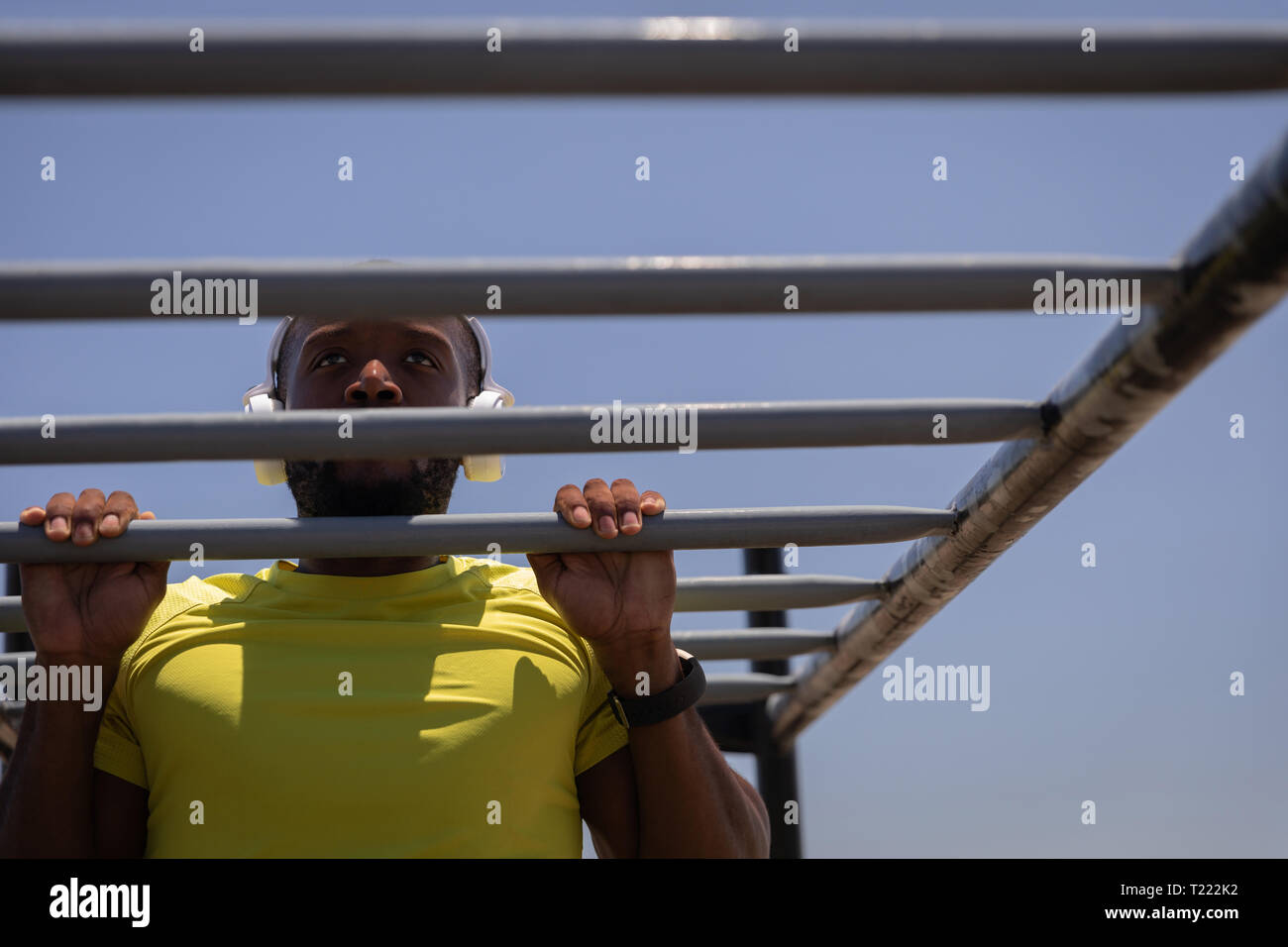 L'uomo fare esercizio in park in una giornata di sole Foto Stock
