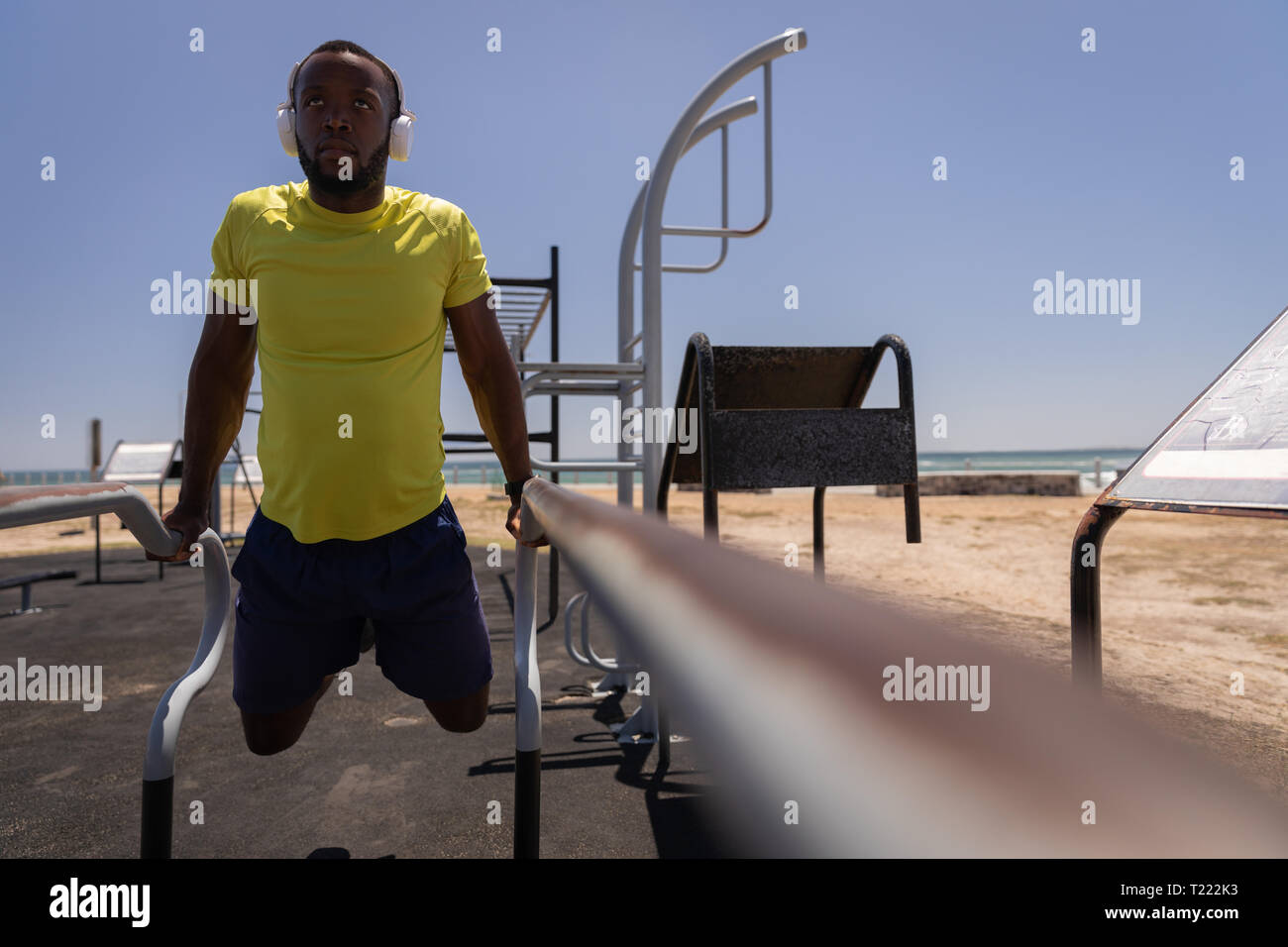 L'uomo fare esercizio in park in una giornata di sole Foto Stock