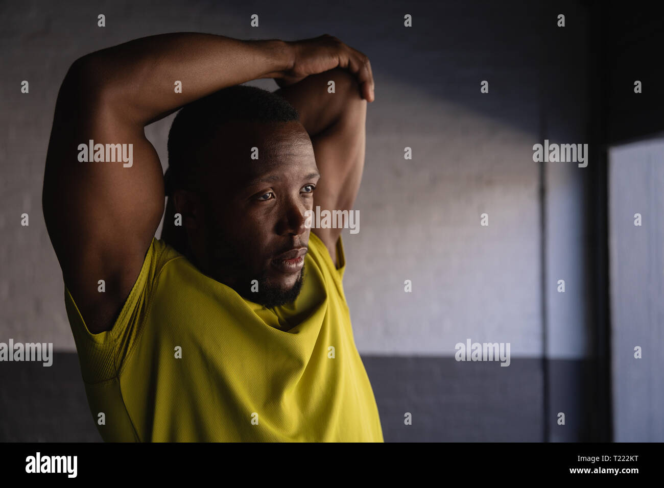 Man mano facendo esercizio di allungamento sotto il ponte Foto Stock