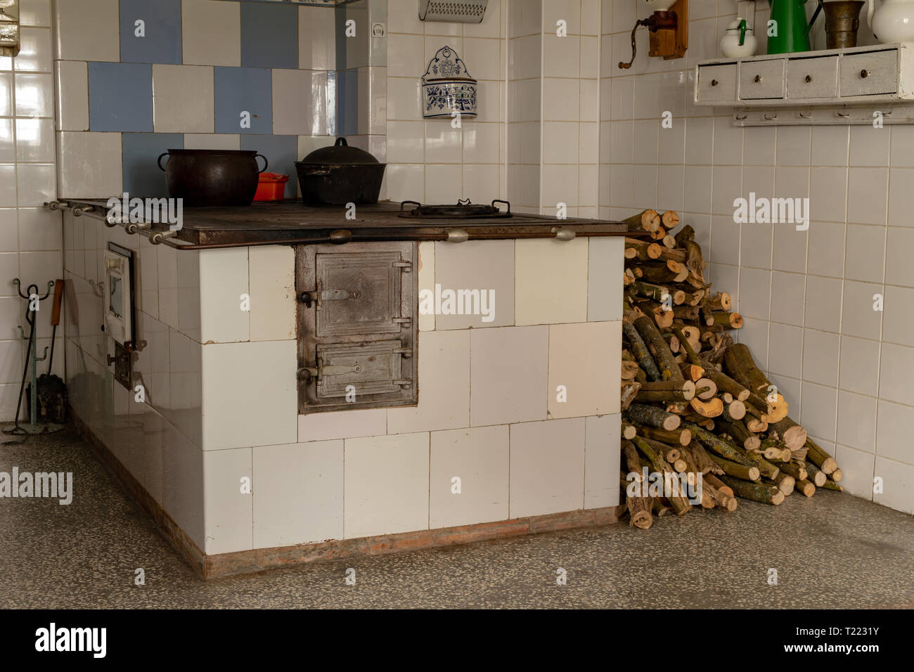 Un vecchio a legna nella cucina di una casa di campagna. Un luogo per preparare i pasti in una vecchia casa. Sfondo chiaro. Foto Stock