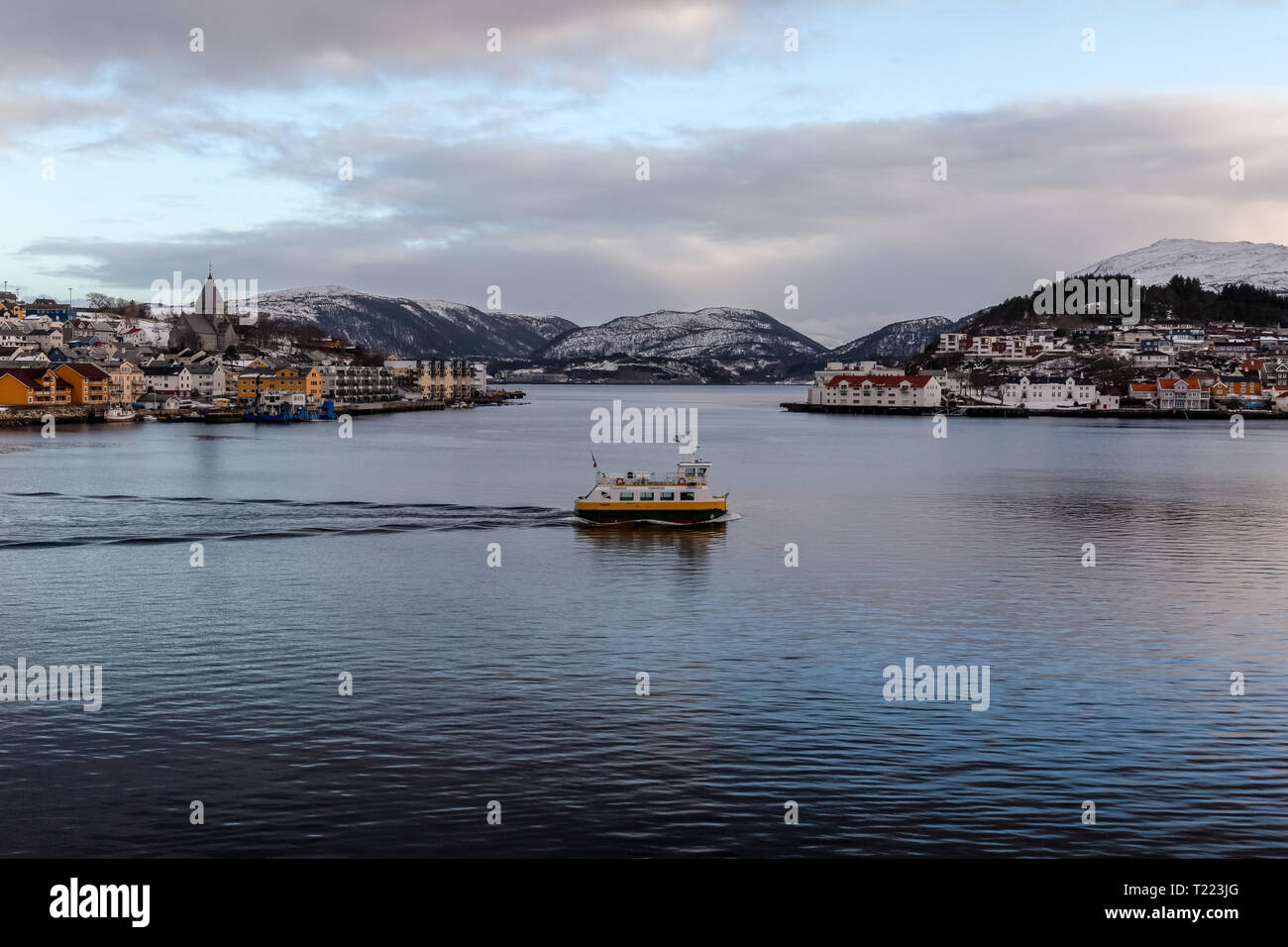 Un piccolo traghetto passeggeri vela barca in tutta l'ingresso al porto di Kristiansund in Norvegia. Foto Stock