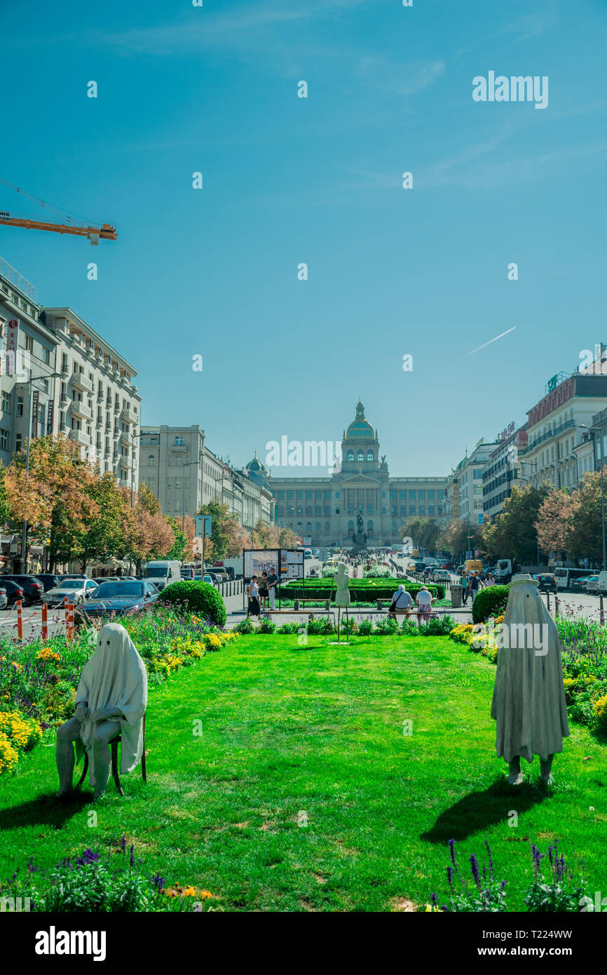 Praga, Repubblica Ceca - Settembre , 17, 2019: strani e spaventosi sculture, chiamato Boo, fatte di calcestruzzo e di metallo sulla Piazza Venceslao nel centro Foto Stock