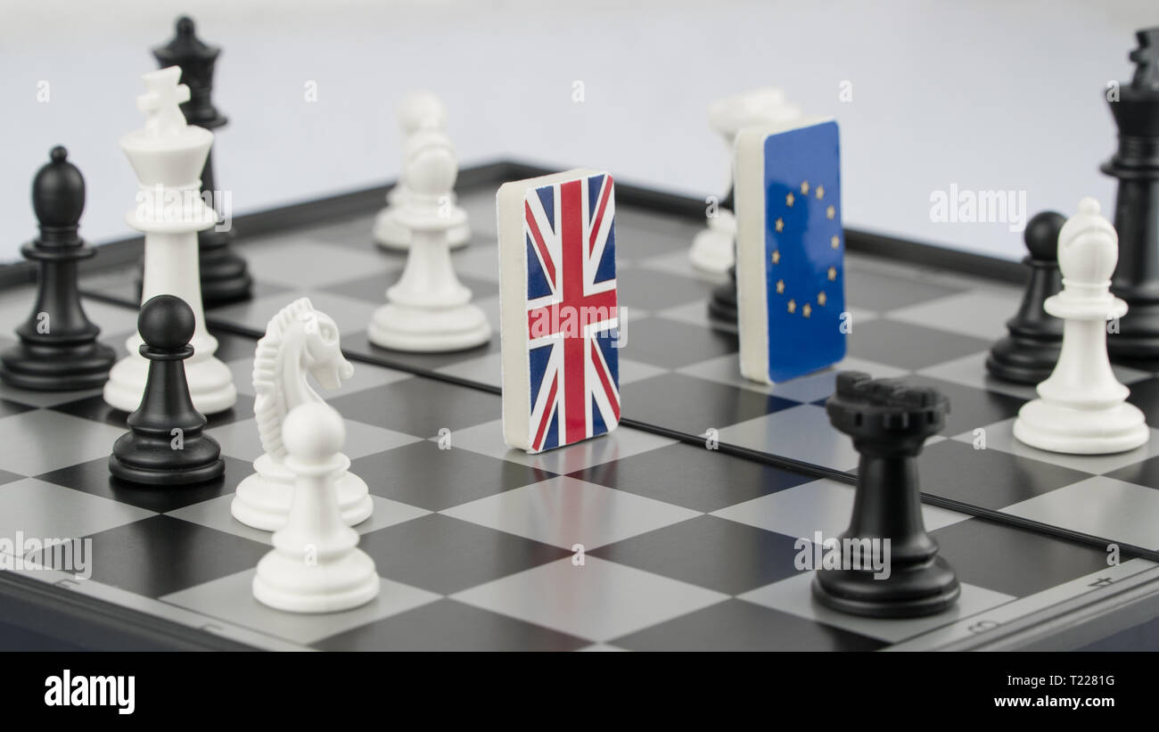 I pezzi e le bandiere della Unione europea e Regno Unito su una scacchiera. Il concetto del gioco politico e la strategia di scacchi Brexit Foto Stock