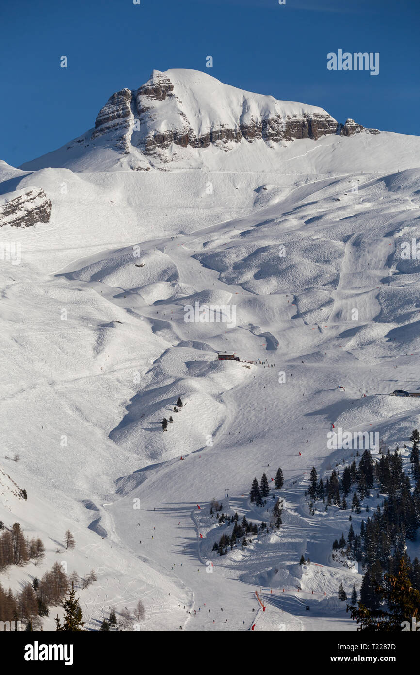 Flaine ski resort è situato nelle Alpi francesi, Haute Savoie, in Gran Massiccio area. La sua base è circa di fantastiche vedute del Monte Bianco in montagna Foto Stock