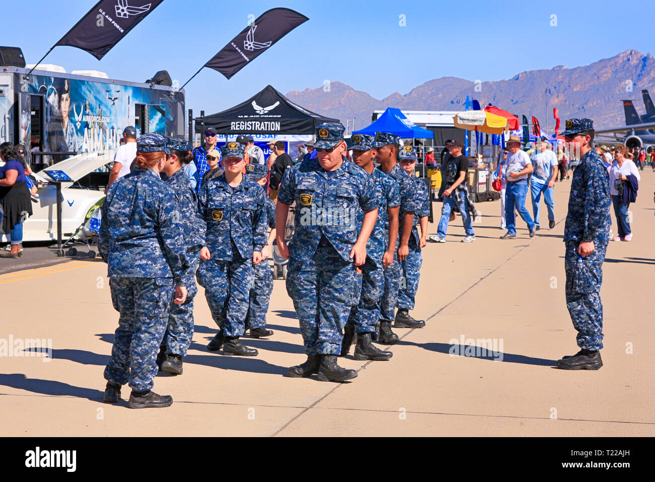 I marinai della USCG in camouflage uniformi blu subendo un trapano esercitare all'Davis-Monthan AFB airshow di giorno in Tucson AZ Foto Stock