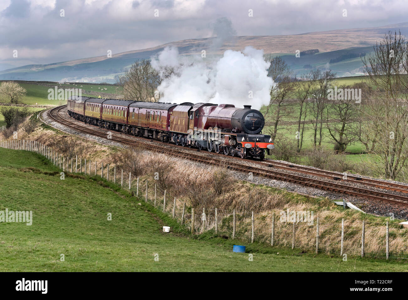 La Principessa Elisabetta a 1930s express locomotiva a vapore su un ciclo di test, dopo i lavori di restauro, visto qui sul mainline vicino al Clapham, North Yorkshire Foto Stock