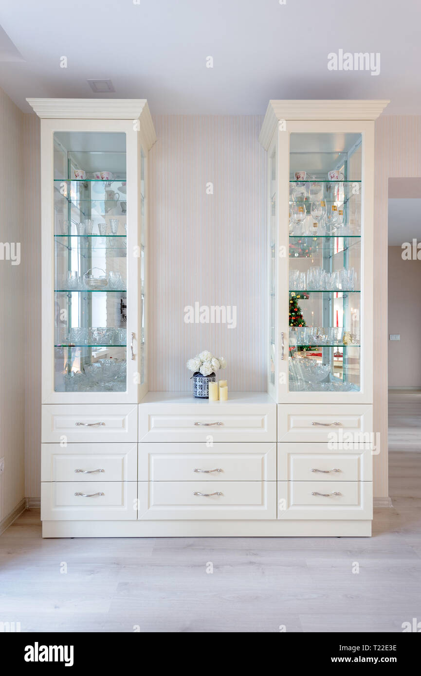 Vecchio classico vintage credenza con elementi Foto Stock