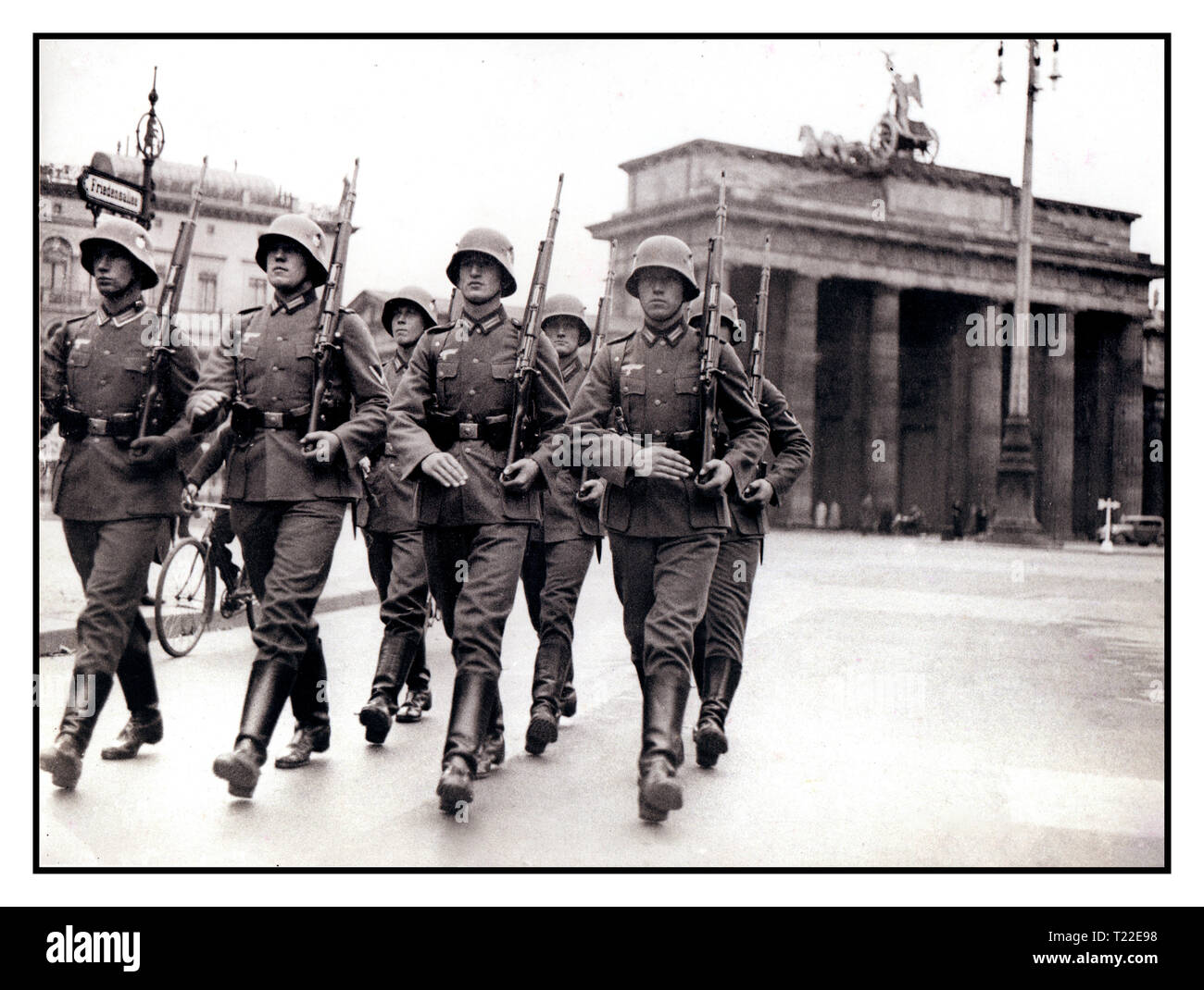 TRUPPE DELLA WEHRMACHT SFILATA DELLA PORTA DI BRANDEBURGO BERLINO 1940 immagine d'epoca della seconda Guerra Mondiale di un distaccamento in uniforme delle truppe dell'esercito della Wehrmacht della Germania nazista che marciano in perfetto passo con la porta di Brandeburgo dietro la Germania nazista di Berlino Foto Stock