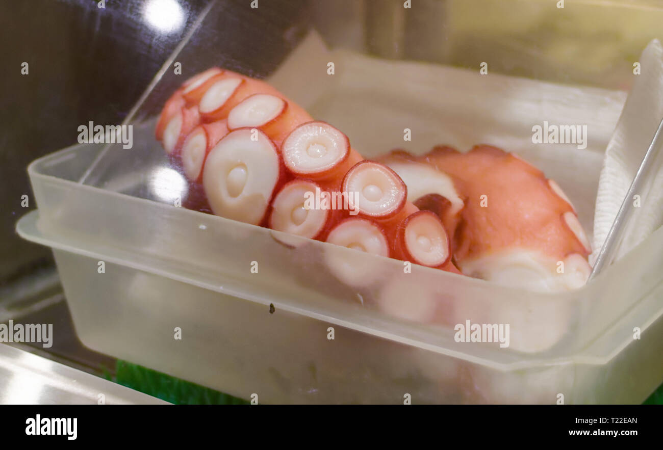 Un polpo (Tako) gamba, completare con ventose, come ingrediente in un ristorante di sushi Foto Stock