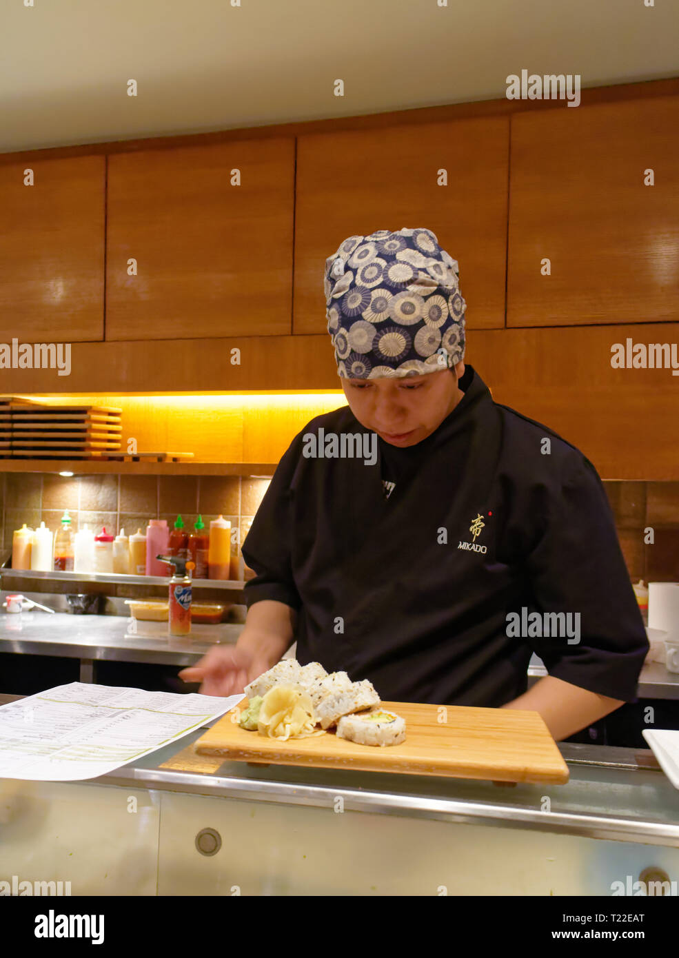 Un sushi chef prepara un piatto di sushi in mikado ristorante a Montreal Foto Stock