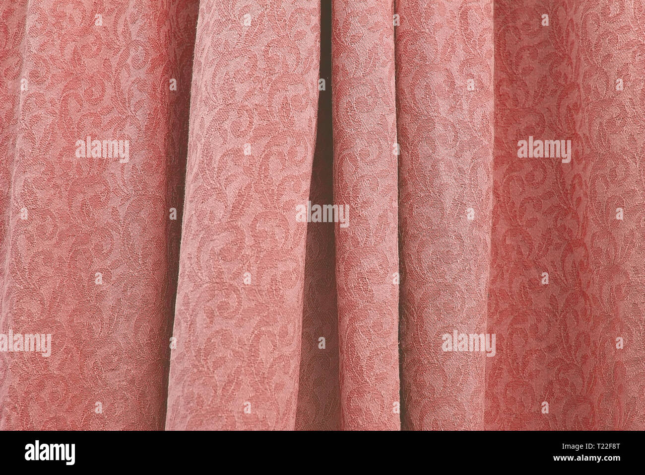 Bella piegato damasco tessuto di cotone intessuto texture di sfondo dai toni orizzontale in colore trend coralli viventi. Foto Stock