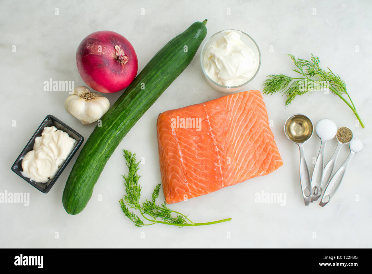 Salmone alla griglia con insalata Cucumber-Dill ingredienti Foto Stock