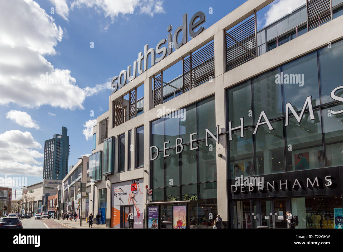Londra, Inghilterra - marzo 25 2019: esterne di Debenhams retail store, parte di Southside shopping centre, Wandsworth, London SW18 Foto Stock
