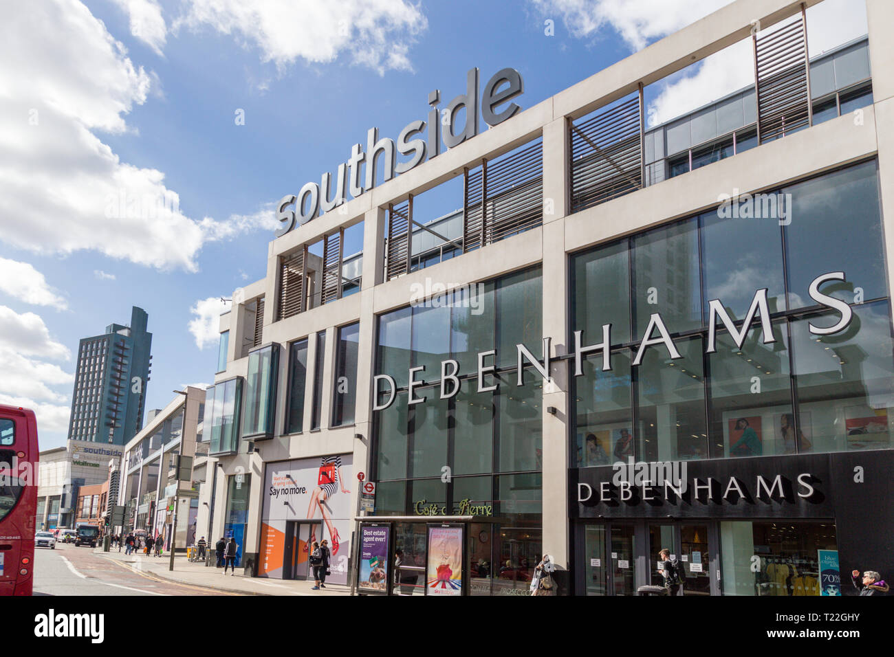 Londra, Inghilterra - marzo 25 2019: esterne di Debenhams retail store, parte di Southside shopping centre, Wandsworth, London SW18 Foto Stock