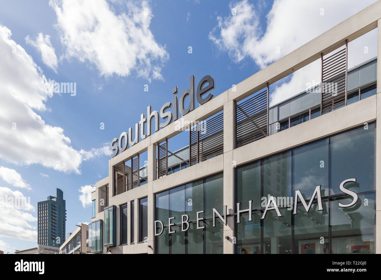 Londra, Inghilterra - marzo 25 2019: esterne di Debenhams retail store, parte di Southside shopping centre, Wandsworth, London SW18 Foto Stock