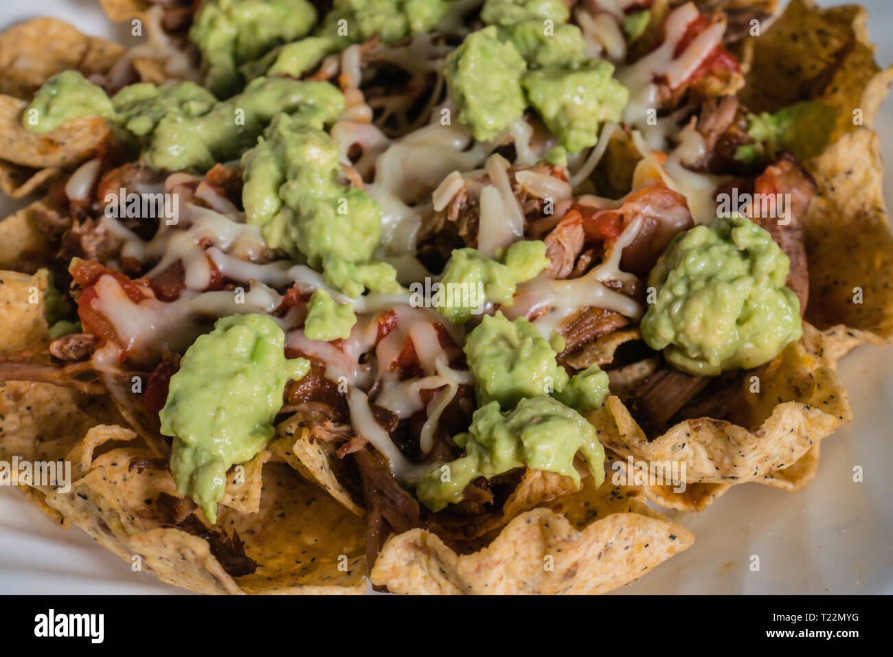 In casa di avocado messicano carne formaggio nachos Foto Stock