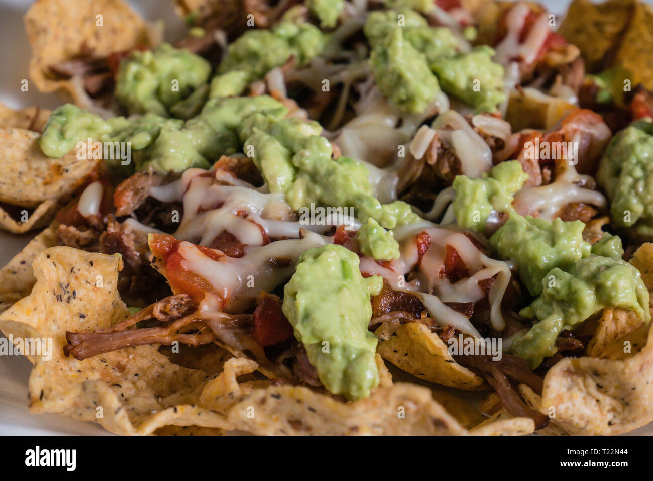 In casa di avocado messicano carne formaggio nachos Foto Stock