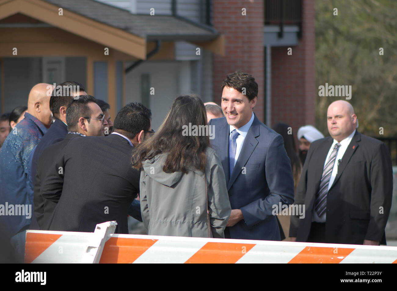 Il primo ministro canadese Justin Trudeau saluto una folla in Maple Ridge dopo rivolgendosi ai media sulle abitazioni a prezzi accessibili. Foto Stock