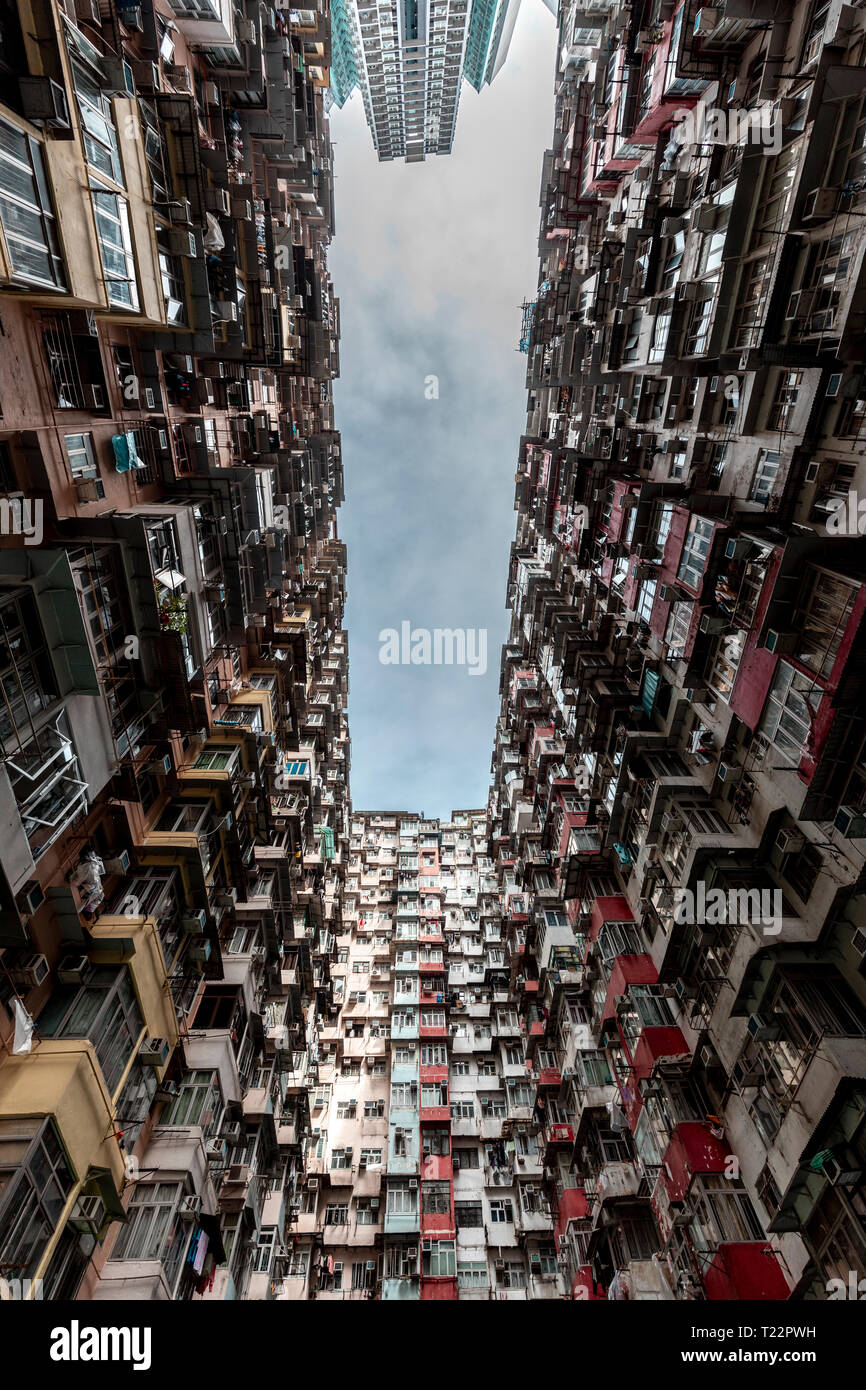 Hong Kong, Quarry Bay, blocchi di appartamenti in contrasto con il grattacielo moderno Foto Stock