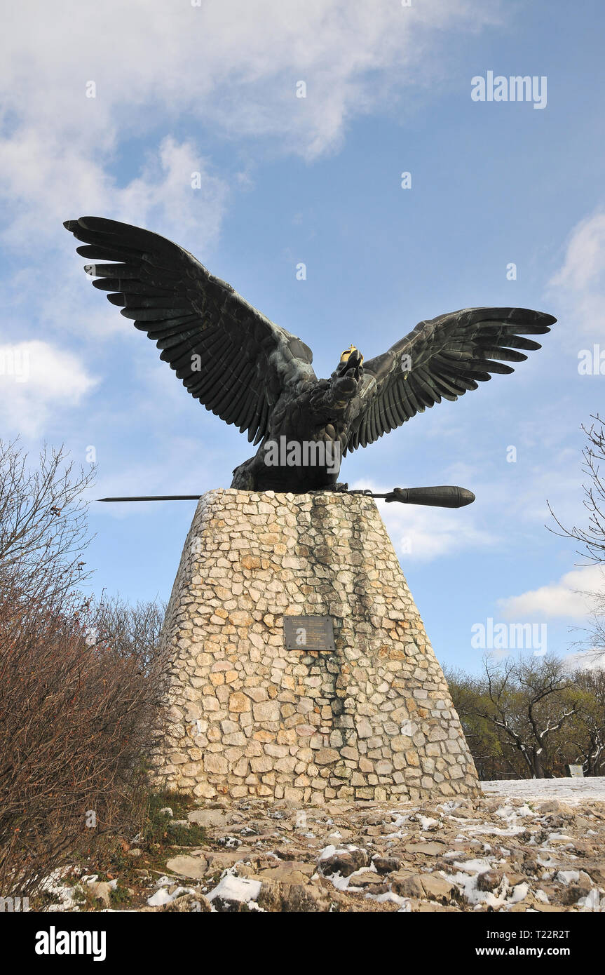 Turul uccello statua sulla montagna, Tatabanya, Ungheria. Turul szobor, Tatabanya, Magyarorszag. Foto Stock
