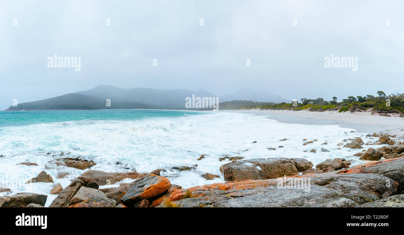Australia e Tasmania, Parco Nazionale di Freycinet, Wineglass Bay su nebbioso giorno Foto Stock