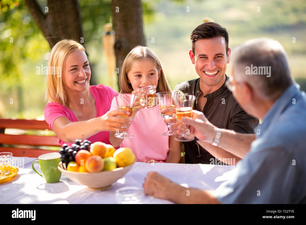 Famiglia in natura avente un picnic e sorridente Foto Stock
