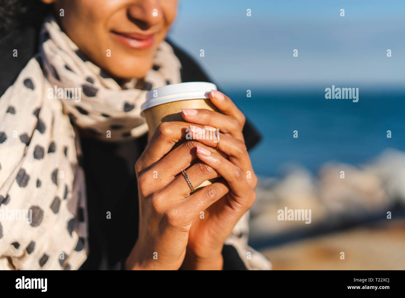 Donna di mani di caffé, close-up Foto Stock