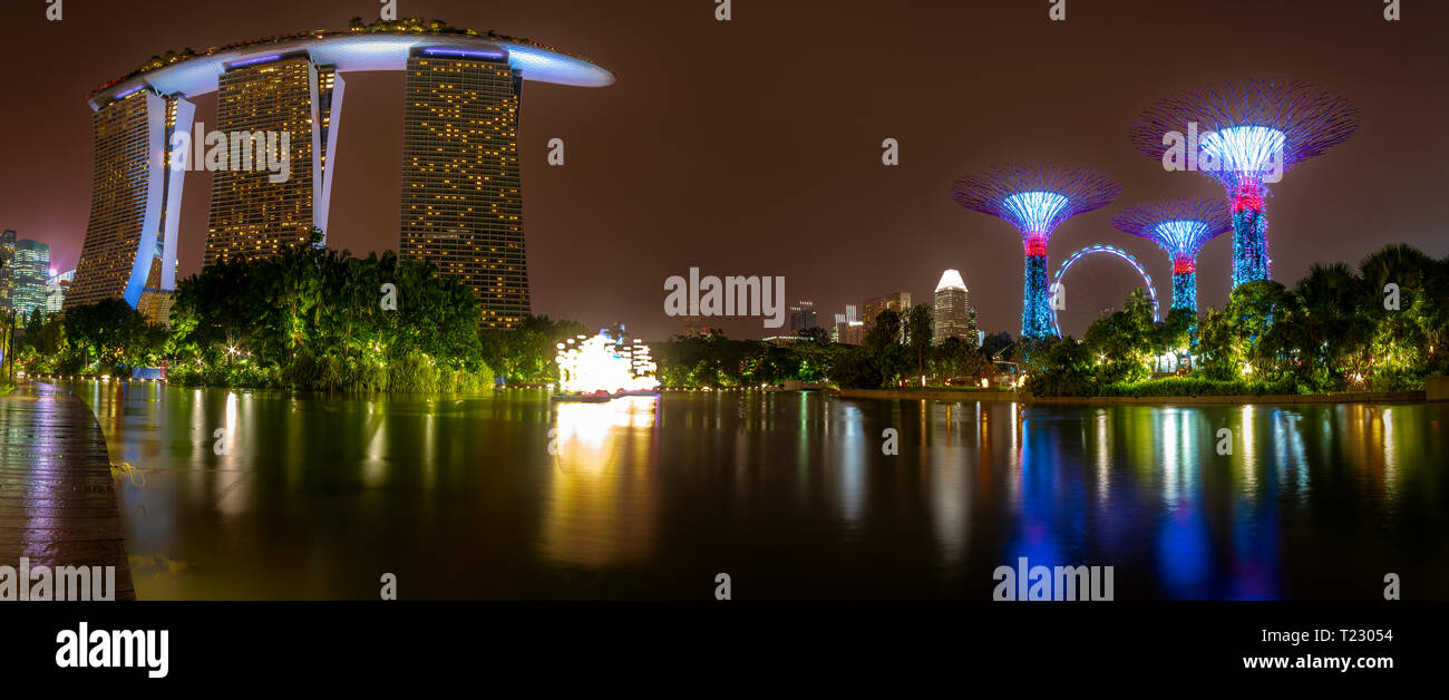 Singapore, Marina Bay Sands Hotel e giardini da Bea di notte Foto Stock