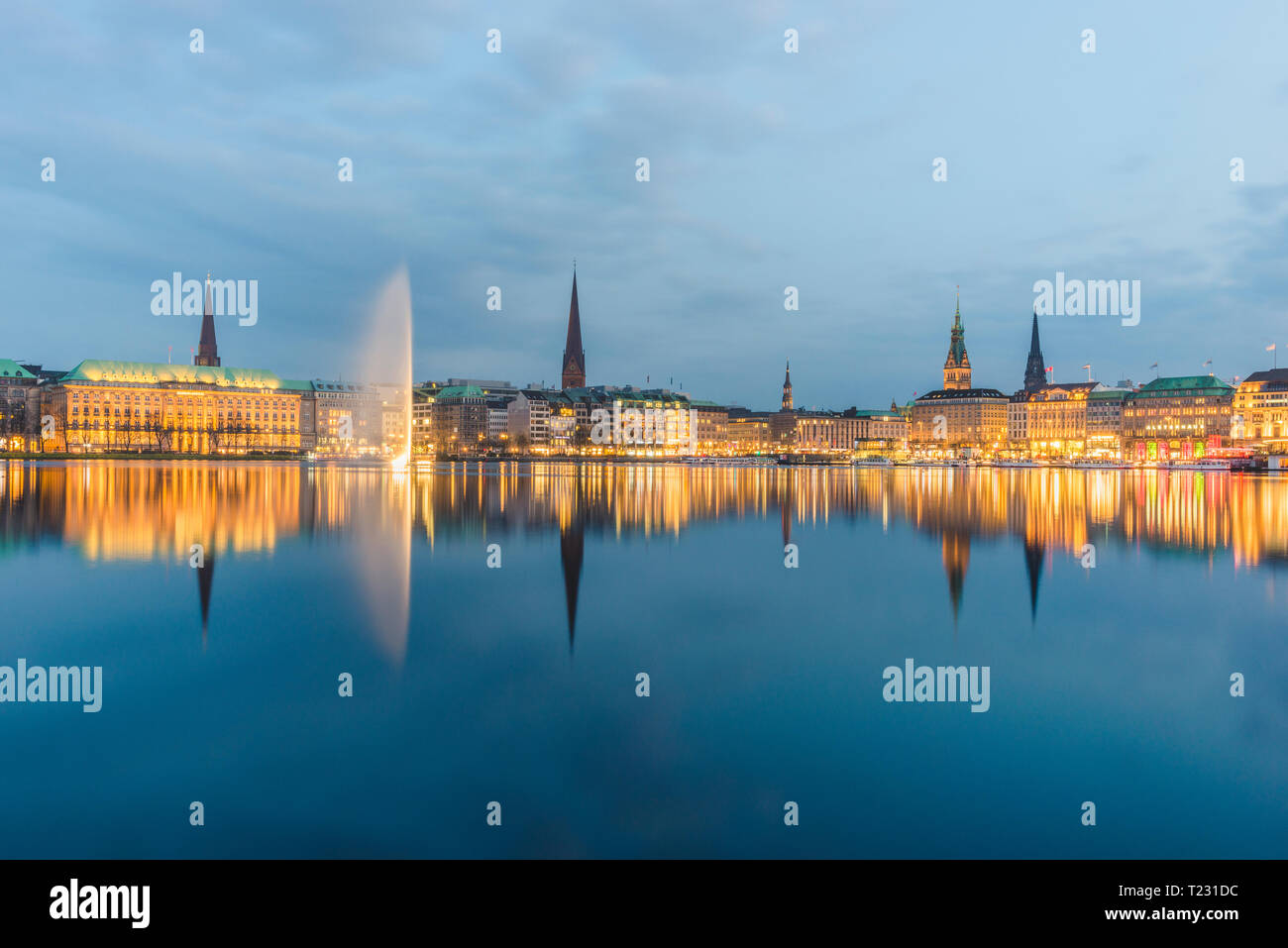 Germania, Amburgo, interno lago Alster, al centro città di sera Foto Stock