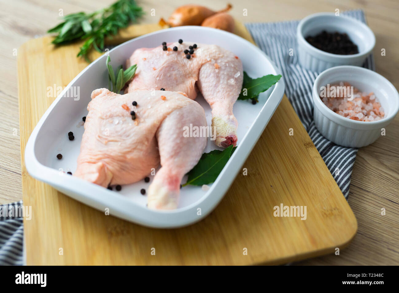 Il pollo crudo nel piatto al gratin Foto Stock