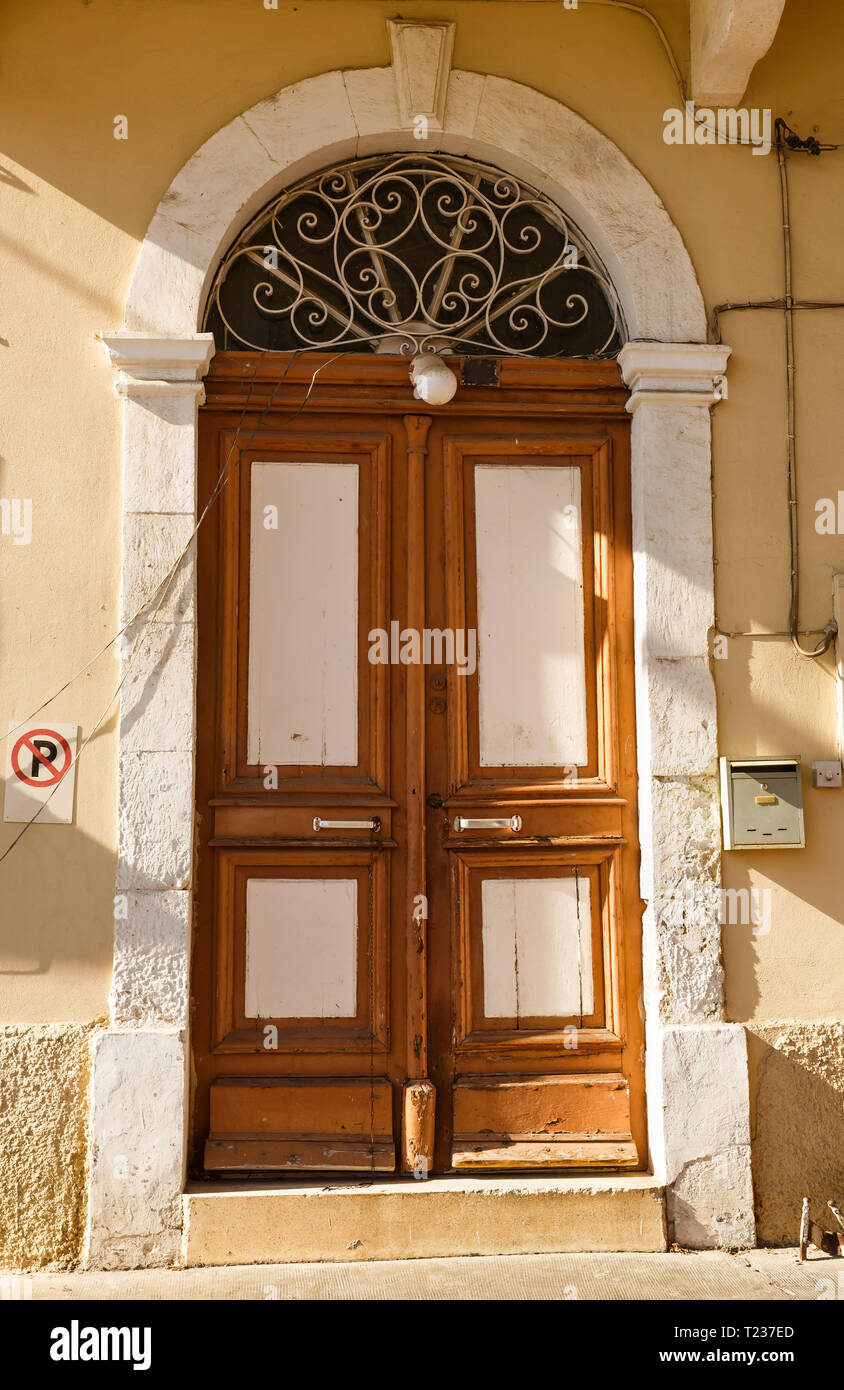 Vecchia porta di legno con ornamento metallico in Limassol, Cipro. Foto Stock