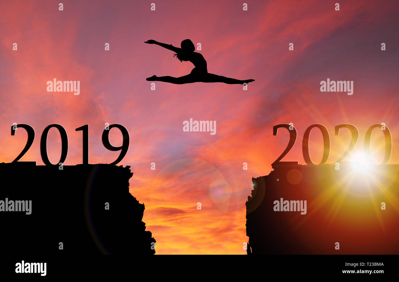 Sunrise silhouette di una ragazza saltando da 2019 verso il 2020 sulla scogliera. Concetto di audacia e coraggio, o salto di fede verso un nuovo anno. Foto Stock