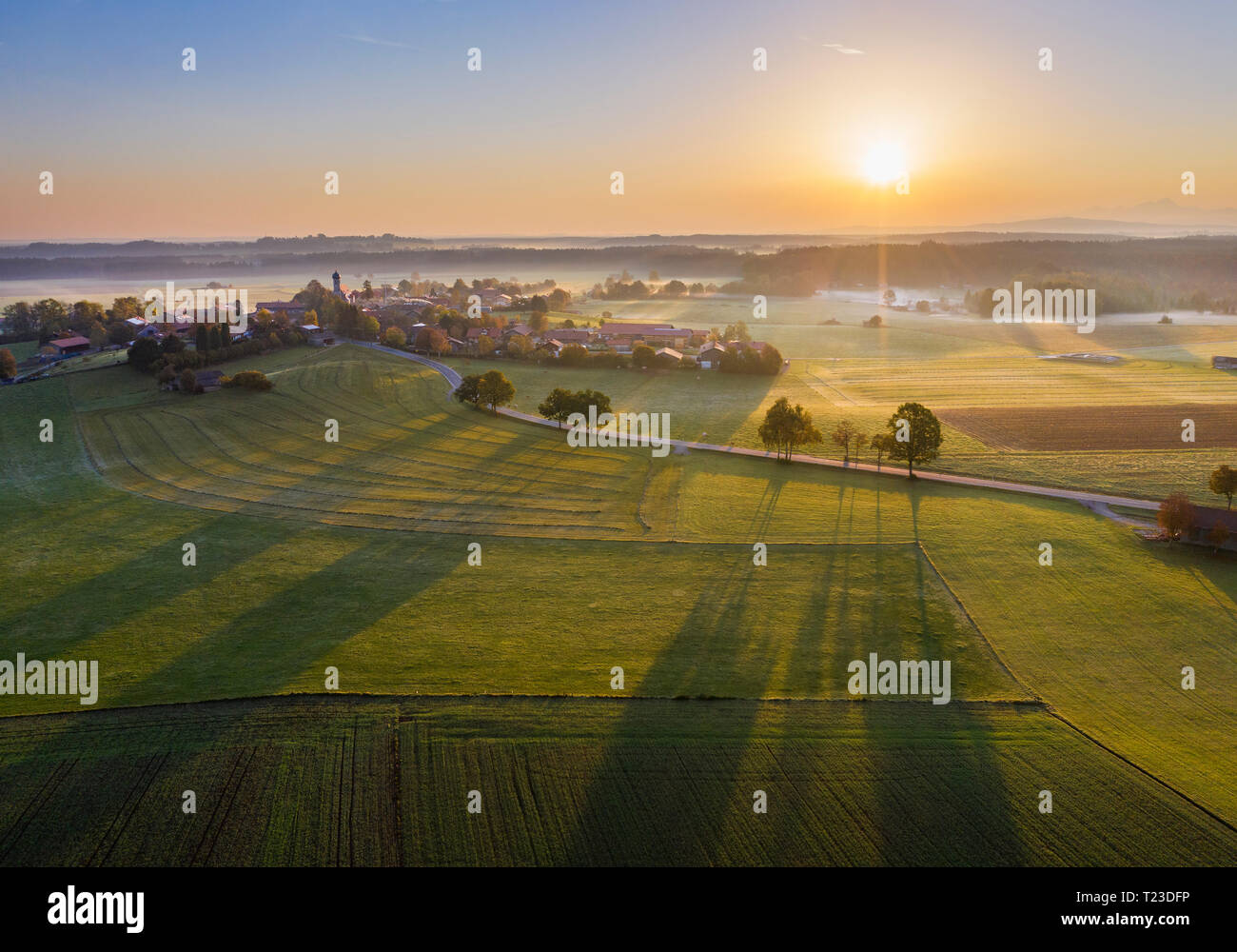 In Germania, in Baviera, Lochen vicino Dietramszell, sunrise, drone visualizza Foto Stock